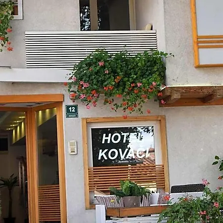 Kovaci Szálloda *